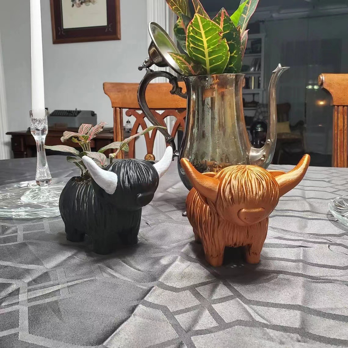 Home Decor Garden Ideas - ハイランドカウ樹脂製置物 - かわいいホーム＆ガーデンデコレーション、植木鉢飾り、ユニークなギフトアイデア