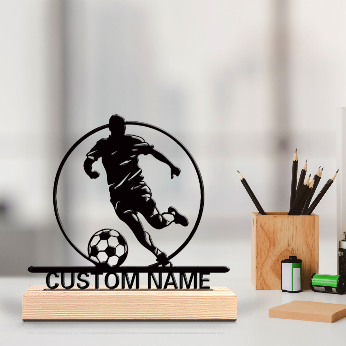Home Decor Quirky - カスタムサッカー選手メタル像（名前入り）、木製台座付きテーブルデコレーション、サッカーファンへのギフト、誕生日/祝日/自宅/オフィス装飾
