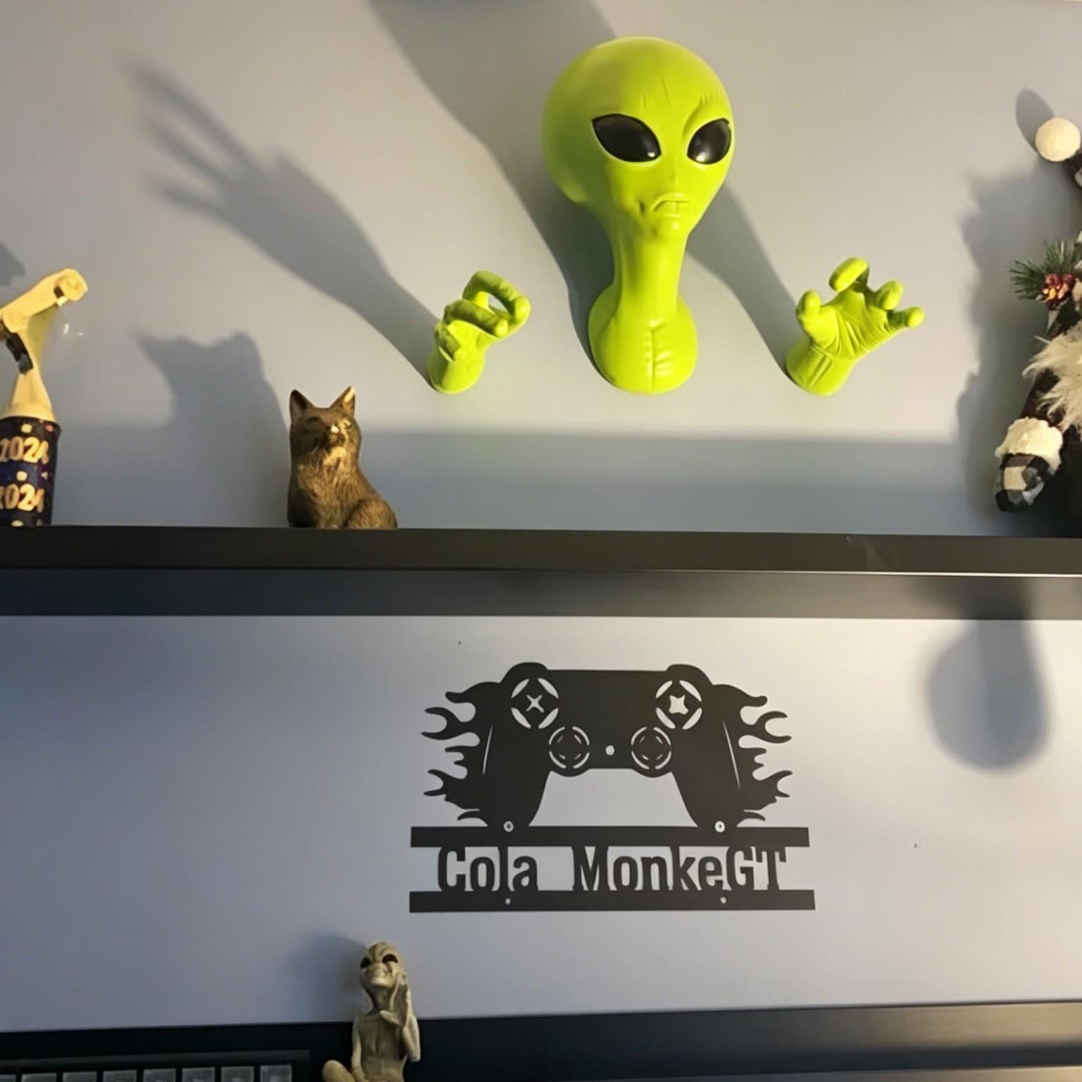 グリーンエイリアンペンダント1個、3Dエイリアン彫刻壁掛け、 - Home Decor Quirky のレビューと価格